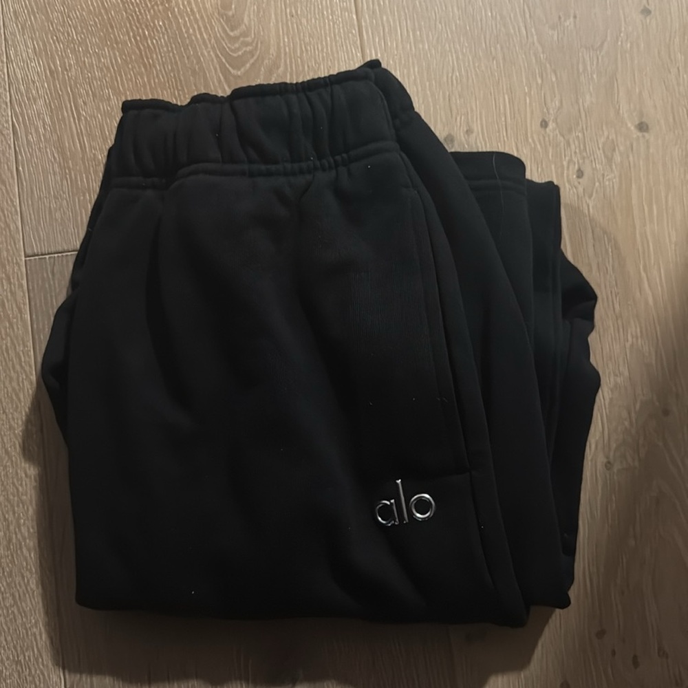 Alo Yoga Accolade Sweatpants Straight Leg in black - Picture 7 of 11